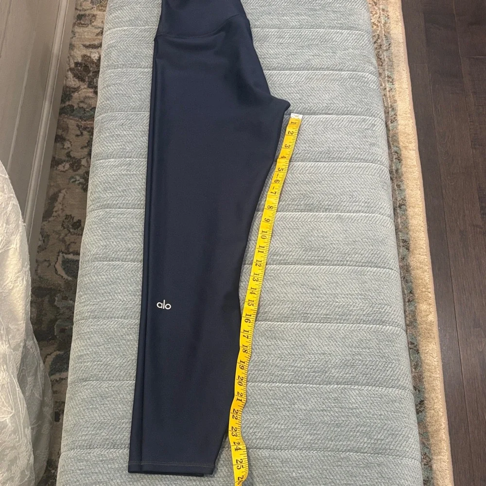 ALO Yoga Navy Leggings 7/8 AirLift Legging. Has a shine to the legging. - Picture 3 of 6